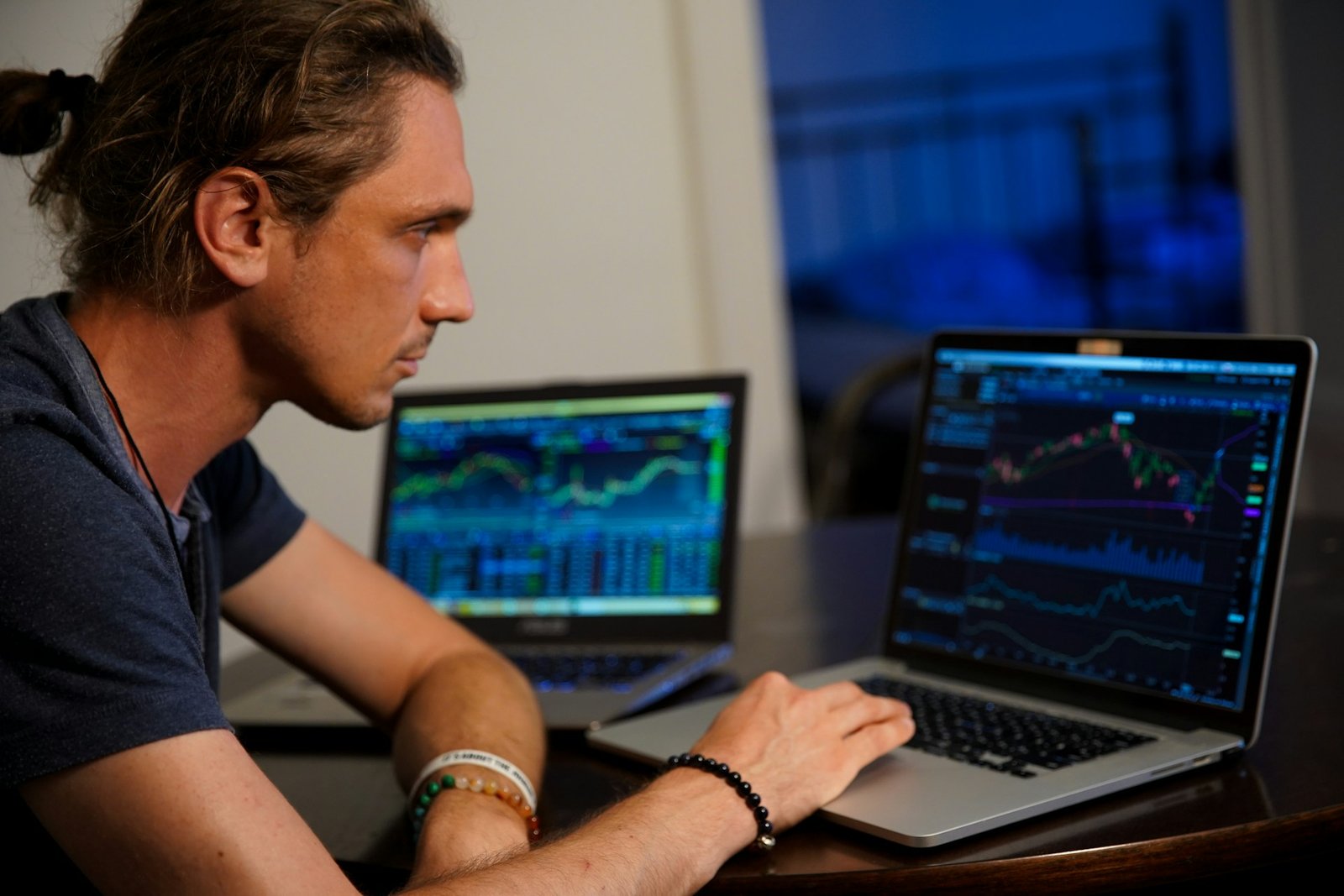 Scalping vs. Swing Trading: Which Suits You Best?